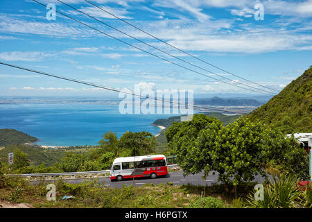 Panoramablick vom Gipfel des Hai Van (Ocean Cloud) Passes in Richtung Da Nang Bay. Provinz Thua Thien Hue, Vietnam. Stockfoto