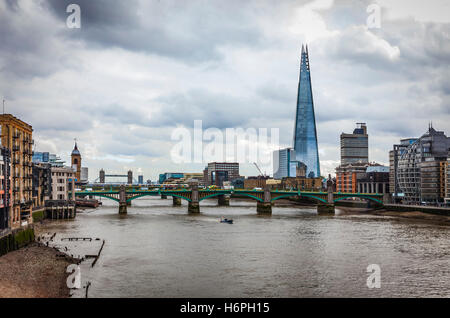 Ein Blick auf die Themse in London, mit der Millenium Bridge, The Shard, Tower Bridge und eine teilweise frontagee des Globe Theatre. Stockfoto