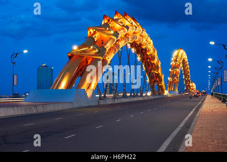 Dragon Bridge (Cau Rong) über den Fluss Han leuchtet in der Dämmerung. Stadt Da Nang, Vietnam. Stockfoto