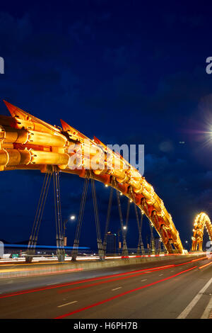 Dragon Bridge (Cau Rong) über den Fluss Han leuchtet in der Dämmerung. Stadt Da Nang, Vietnam. Stockfoto