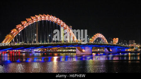 Dragon Bridge (Cau Rong) über den Fluss Han bei Nacht beleuchtet. Stadt Da Nang, Vietnam. Stockfoto