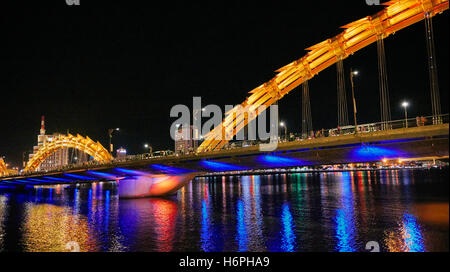 Drachenbrücke (Cau Rong) über den Fluss Han in der Abenddämmerung. Stadt Da Nang, Vietnam. Stockfoto