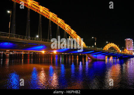 Drachenbrücke (Cau Rong) über den Fluss Han in der Abenddämmerung. Stadt Da Nang, Vietnam. Stockfoto