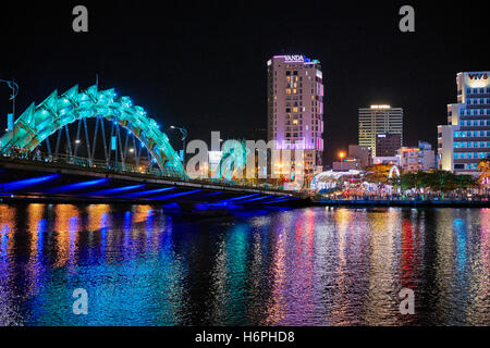 Dragon Bridge (Cau Rong) über den Fluss Han leuchtet in der Dämmerung. Stadt Da Nang, Vietnam. Stockfoto