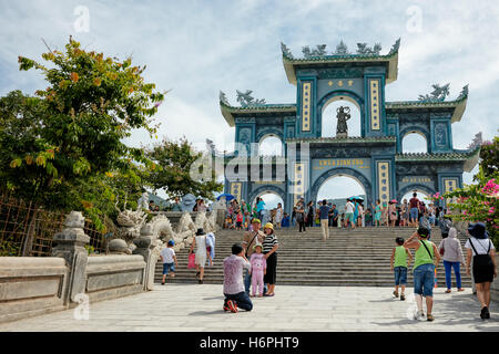 Einheimische machen ein Familienfoto am Eingangstor der Linh Ung Pagode. Da Nang, Vietnam. Stockfoto