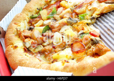 Geschlossen bis leckere oberste Pizza in einer box Stockfoto