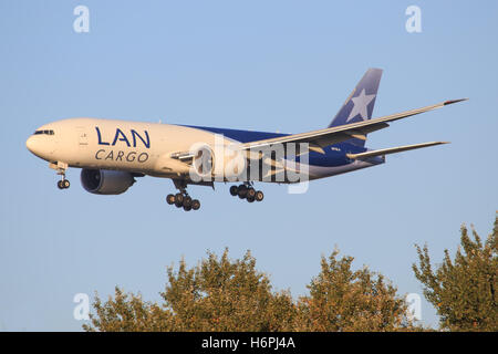 Amsterdam/Niederlande Oktober 29, 2016: Boeing 777 von der LAN Cargo Besteuerung auf dem Amsterdamer Flughafen Stockfoto