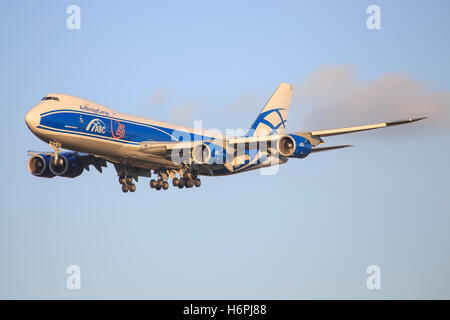 Amsterdam/Niederlande 9. April 2016: Boeing 748 von der Besteuerung von ABC Fracht am Flughafen Amsterdam Stockfoto