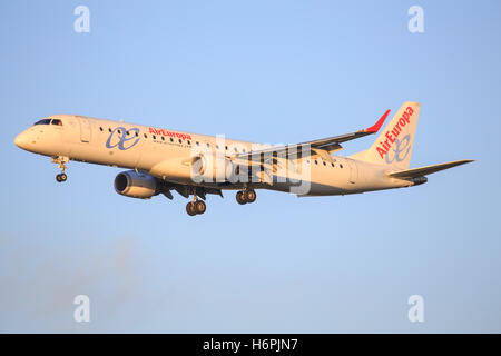 SCHIPHOL, AMSTERDAM, Niederlande - Mai 1, 2016: Embrear 190 von Air Europa Fluggesellschaft landet auf dem internationalen Flughafen Schiphol. Stockfoto