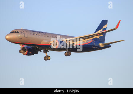 SCHIPHOL, AMSTERDAM, Niederlande - Mai 1, 2016: Airbus A320 von Aeroflot Airline landet auf dem internationalen Flughafen Schiphol. Stockfoto