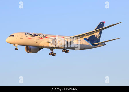 Amsterdam/Niederlande 9. April 2016: Boeing 787 Dreamliner von Aeromexico Airine landet auf dem Flughafen Amsterdam Stockfoto