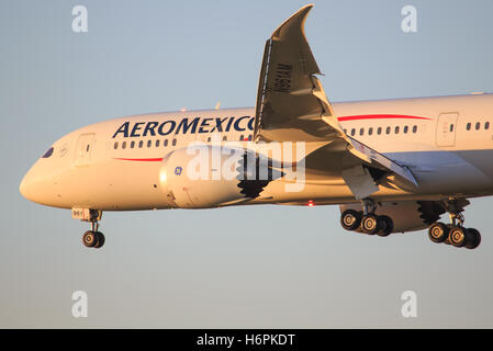 Amsterdam/Niederlande 9. April 2016: Boeing 787 Dreamliner von Aeromexico Airine landet auf dem Flughafen Amsterdam Stockfoto