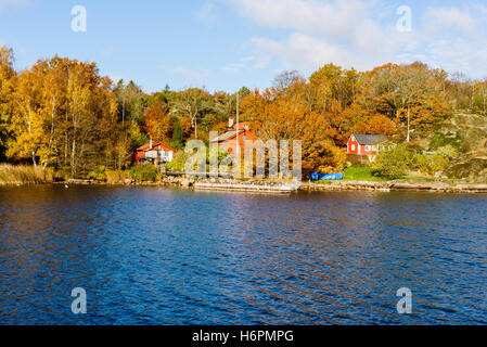 Jarnavik, Schweden - 25. Oktober 2016: Ökologische Dokumentation der küstennahen Lebensweise. Häuser am Meer mit privaten Stegen im Herbst. C Stockfoto