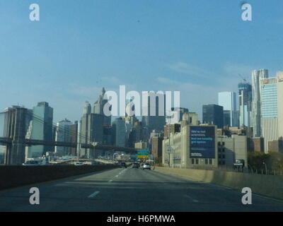 Brooklyn Bridge mit Wall Street Bürotürme fotografiert von FDR Drive Stockfoto