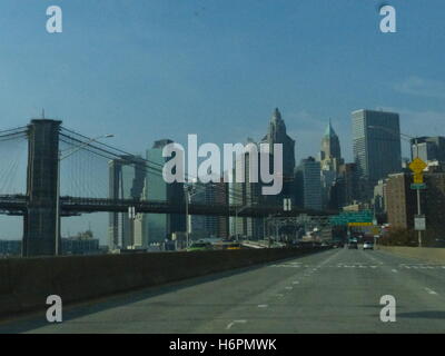 Brooklyn Bridge mit Wall Street Bürotürme fotografiert von FDR Drive
