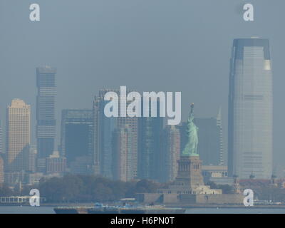 Freiheitsstatue mit Jersey City Bürotürmen Stockfoto