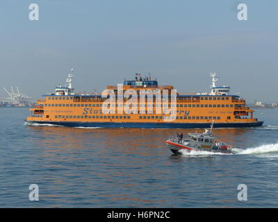 Staten Island Ferry, begleitet von bewaffneten US Coast Guard Stockfoto