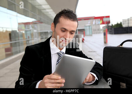 Zeitung Zeitschrift Laptop Notebook Computer Computer im Büro Lachen Lachen Lachen Twit kichern Lächeln Lächeln lachen lachend Stockfoto