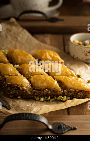 Hausgemachte Baklava mit Pistazien und Haselnüssen Stockfoto