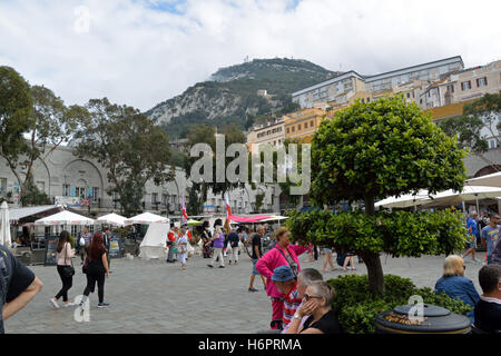 Herbsttag im Grand Kasematten Square, Gibraltar Stockfoto