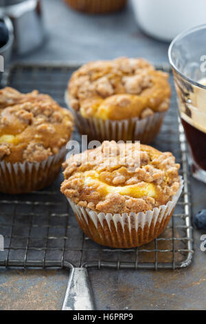 Käsekuchen-Muffins mit zerbröselten topping Stockfoto
