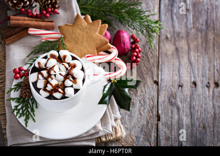 Heiße Schokolade Weihnachten mit festlichen Dekorationen Stockfoto