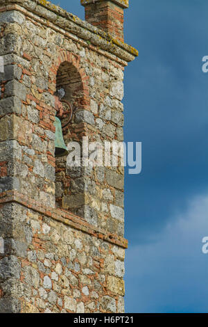 Turm mit einer Glocke in Monteriggioni in Italien Stockfoto