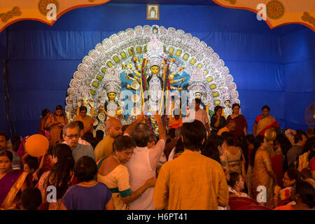 Menschenmenge versammelte sich im Inneren ein Durga Puja Pandals in Kalkutta Göttin Durga Gebet anzubieten Stockfoto