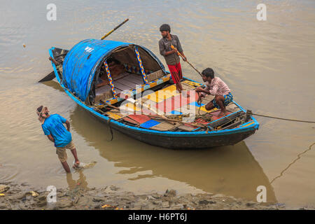 Hölzerne Land Boot stecken im Schlamm bei Ebbe auf den Ganges in der Nähe von Outram Ghat, Kalkutta. Stockfoto