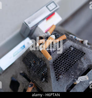 Zigarettenstummel im Aschenbecher Stockfoto