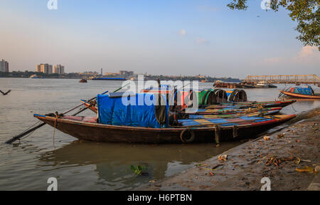 Hölzerne Land Boote für Vergnügen Bootsfahrten auf dem Ganges Reihen sich in der Nähe von Princep Ghat, Kolkata, Indien. Stockfoto