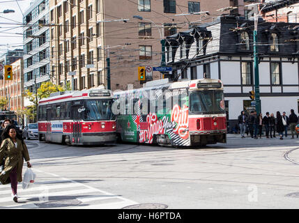 Zwei CLRV Toronto Straßenbahnen auf der King Street in der Innenstadt von Toronto, Ontario, Kanada Stockfoto