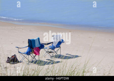 Zwei leere Strandkörbe im Sand entlang Lake Huron in Grand Bend, Ontario, Kanada Stockfoto