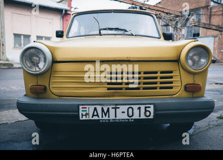 gelbe Trabant Auto in Csepel Industriegebiet in der Nähe von Budapest, Ungarn. Stockfoto