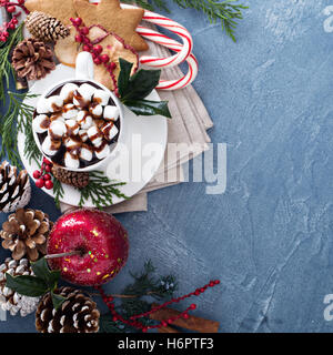 Heiße Schokolade Weihnachten mit festlichen Dekorationen Stockfoto