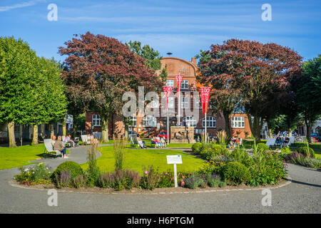 Deutschland, Schleswig-Holstein, Dithmarschen, Blick auf Rathaus Büsum und Rathaus Park mit eindrucksvollen Blutbuche Bäume Stockfoto