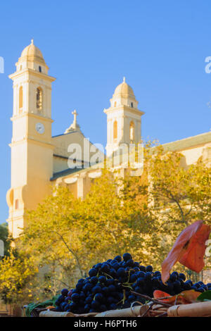 Markt, Produkt und Saint John the Baptist Church, in Platz du Marche quadratisch, in Bastia, Korsika, Frankreich Stockfoto