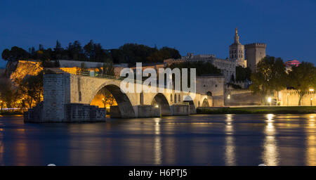 Die Pont d ' Avignon (Pont Saint-Benezet) und die Stadt Avignon im Département Vaucluse in Frankreich Stockfoto