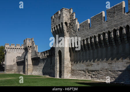 Mittelalterliche Stadtmauern der Stadt Avignon im Département Vaucluse am linken Ufer der Rhone in Frankreich Stockfoto