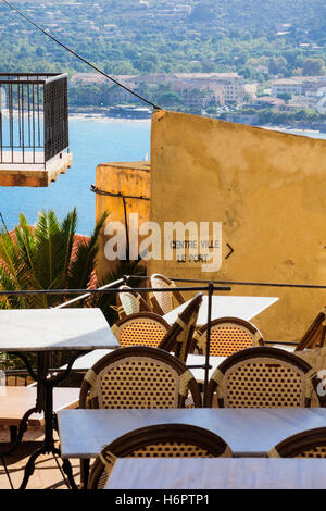 Eine Gasse in der Zitadelle und ein Blick auf den Yachthafen in Calvi, die Balagne, Korsika, Frankreich Stockfoto