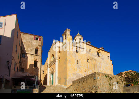 Eine Gasse in der Zitadelle von Calvi, die Balagne, Korsika, Frankreich Stockfoto