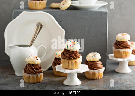 Muffins mit Schokolade Zuckerguss und kleine donuts Stockfoto