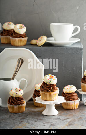 Muffins mit Schokolade Zuckerguss und kleine donuts Stockfoto