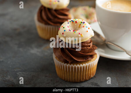 Muffins mit Schokolade Zuckerguss und kleine donuts Stockfoto