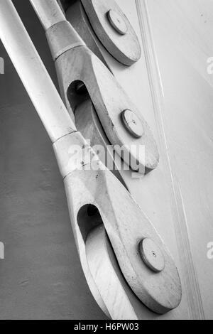 Schwarz und Weiß in der Nähe der Anker bleibt auf der Millennium Bridge, London, UK Stockfoto