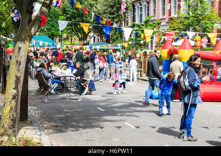 Ein straßenfest Feiern im Gedenken an Diamond jubilee Königin Elisabeth II. im Norden von London, UK, 2012 Stockfoto