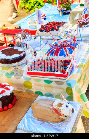 Kuchen Wettbewerb auf eine Königin Elizabeth II Diamond Jubilee street Party im Norden von London, UK, 2012 Stockfoto