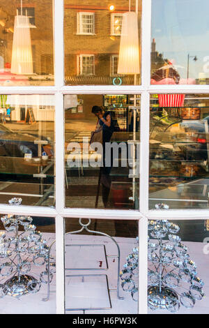 Mehrfarbige abstrakten Reflexionen im Schaufenster einer Konditorei in Highgate, London, UK Stockfoto