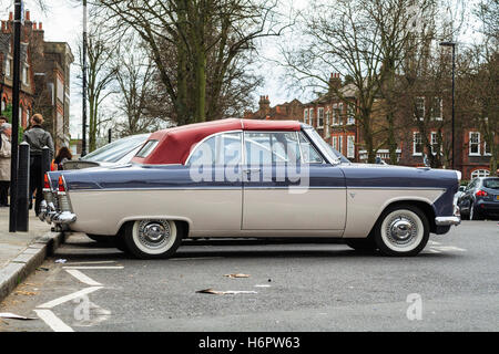 Ein Klassiker der 60er Jahre zwei-ton Ford Zodiac Auto mit Weißwandreifen und kastanienbraunen soft top, im Süden von Grove, Highgate, London, UK geparkt Stockfoto