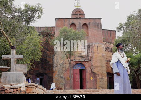 WUKRO, Äthiopien-März 29-orthodoxen christlichen Priester mit weißen Gabi Kleid lädt Touristen zu Wukro Chirkos Fels gehauene Kirche besuchen Stockfoto